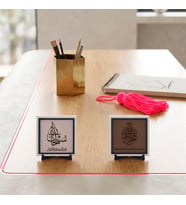 Yaratıcının Şanını Anan Sübhânallah ve Arapça Besmele İçeren Dekoratif Stantlı İkili Masa Dekoru 10x10 cm, Açık Kahve - Yavru Ağzı