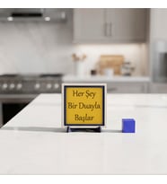“Her Şey Bir Duayla Başlar” Yazılı Dekoratif Obje, Yaşam Alanlarına Anlam ve İlham Katan Özgün Standlı Masaüstü Aksesuarı 10x10 cm