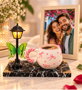 Kişiye Özel Fotoğraflı Ahşap Çerçeve Pembe Fiyonklu Kupa ve LED Sokak Lambası Seti