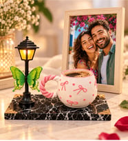 Kişiye Özel Fotoğraflı Ahşap Çerçeve Pembe Fiyonklu Kupa ve LED Sokak Lambası Seti