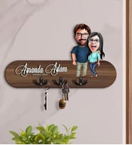 BK Gift Kişiye Özel Karikatürlü 3D Ahşap Anahtarlık ve Giriş Düzenleyici – El Yapımı Ahşap Duvar Askılığı, Yeni Ev Hediyesi, Çiftlere Özel Dekoratif Ev Aksesuarı