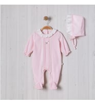 NERVÜRLÜ YAKASI FIRFIRLI ŞAPKALI BEBE KIZ TULUM (Pembe)