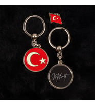 İsim El Yazısı Tasarımlı Türk Bayraklı Anahtarlık ve Rozet (Siyah)
