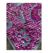 23X23 CM PUL PAYETLİ  FUŞYA HARFLİ YILDIZ APLİKE ARMA YAMA