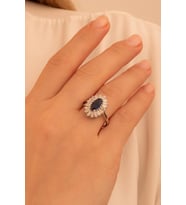 Kadın Gümüş Yüzük - Damla Model Safir Taşlı Baget Süslemeli Rodyumlu Kadın Yüzük
