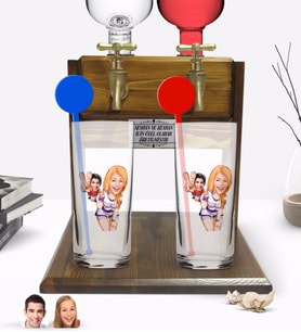 BK Gift Kişiye Özel Renkli Baskılı Sevgililer Karikatürlü İkili Vodka Bardağı ve Çift Musluklu Doğal Ahşap Vodka Standı-30 (Model 1)