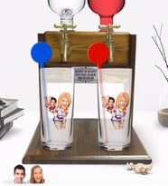 BK Gift Kişiye Özel Renkli Baskılı Sevgililer Karikatürlü İkili Vodka Bardağı ve Çift Musluklu Doğal Ahşap Vodka Standı-30 (Model 1)