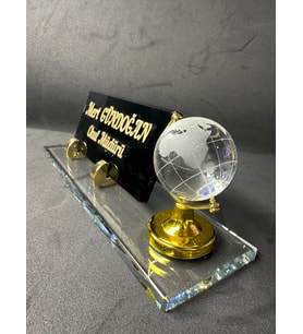 Cam Masa İsimlik Kabartma Yazı ve Gold Dünya Aksesuarlı Hediyelik