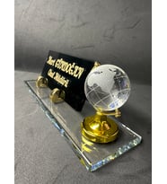 Cam Masa İsimlik Kabartma Yazı ve Gold Dünya Aksesuarlı Hediyelik