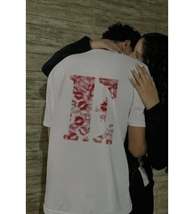 E Harfli Öpücük Kiss Design Tişört (Beyaz)