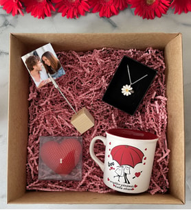 BK Gift Kişiye Özel Ahşap Fotoğraf Tutucu & Sevgililer Günü Tasarımlı Kupa & Kalp Mum & Papatya Kolye Hediye Kutulu Set, Sevgiliye Hediye, Yıl Dönümü Hediyesi
