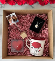 BK Gift Kişiye Özel Ahşap Fotoğraf Tutucu & Sevgililer Günü Tasarımlı Kupa & Kalp Mum & Papatya Kolye Hediye Kutulu Set, Sevgiliye Hediye, Yıl Dönümü Hediyesi