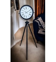 Siyah Roma Rakamlı Lüks Tasarım Tripod Ayaklı Saat (Standart)