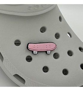 Terlik Süsü ve Aksesuarı , Çanta Süsü – Renkli Jibbitz Kaykay Görselli Figür Aksesuarı (Y.Pembe)