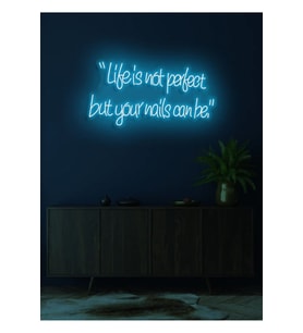 “Life is not perfect but your nails can be.”Yazılı Neon Tabela