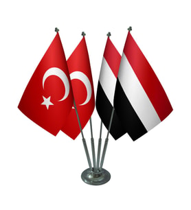 Masa Üstü Yemen Bayrağı Türk Bayrağı Dörtlü Krom Direk Masa Bayrak Seti