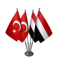Masa Üstü Yemen Bayrağı Türk Bayrağı Dörtlü Krom Direk Masa Bayrak Seti