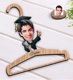 BK Gift Kişiye Özel Erkek Mezun Karikatürlü Standart Boy Ahşap Elbise Askısı-1