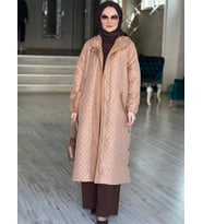 ÇELİK DETAYLI ÖNDEN FERMUARLI KAPÜŞONLU KAPİTONE KAP (Camel)