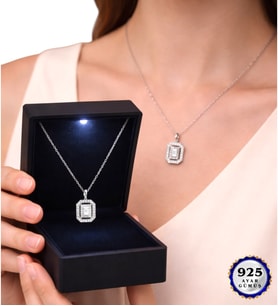 Işıklı Kutusunda Baget Taşlı 925 Ayar Gümüş Kolye Premium Tasarım