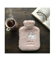 Hello Everyone Yazılı Kurdeleli Pembe Peluş Sıcak Su Torbası 1 Lt – Yumuşak Kılıf, Uzun Süre Sıcak Tutan Termal Su Torbası (5343)