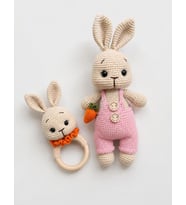 Açık Pembe Tulumlu Havuçlu Sempatik Tavşan Uyku Arkadaşı ve Çıngırak Takımı Amigurumi Organik Oyuncak