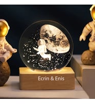 İsme Özel Büyük Boy Işıklı Ahşap Kare Kaideli Ay Ve Astronot Temalı Cam Küre 8cm