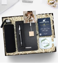 Kişiye Özel Siyah Defter & Siyah Kılıflı Cam Matara & Gümüş Renk Detaylı Siyah Tükenmez Kalem & Masa Üstü Ahşap Not Tutucu & T Kupa & Alerya Premium Filtre Kahve & 10x10cm Fotoğraf Hediye Seti
