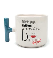 Hiçbir Şeye Üzülme Senin Burnun Güzel Baskılı Mavi Kulplu T Kupa