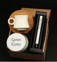 Kişiye Özel Beyaz Renkli Metal Kutulu Mum& Beyaz Roller Kalem& Bambu Tabaklı Tekli Beyaz Fincan Hediye Seti
