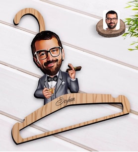 BK Gift Kişiye Özel Erkek Patron Karikatürlü Standart Boy Ahşap Elbise Askısı-3