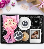 Anneler Gününe Özel Tasarım Fincan & Üçlü Peluş Ayıcık Buketi & Kişiye Özel Fotoğraf Çerçevesi & Tasarım Mum Melek Kolye Hediye Seti