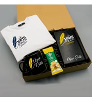 Öğretmenler Gününe Özel Tasarımlı World Best Teacher Temalı Beyaz Tişört & Siyah Defter & Siyah Kupa & Vanilla Latte Kahve Hediye Seti