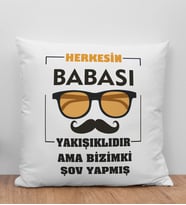 BK Gift Herkesin Babası Yakışıklıdır Ama Bizimki Şov Yapmış Tasarımlı Beyaz Kırlent Yastık, Ev Hediyesi, Doğum Günü Hediyesi