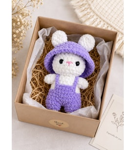 El Yapımı Amigurumi Tavşan Oyuncak Sarı – Mor Şapkalı ve Salopetli Yumuşak Uyku Arkadaşı