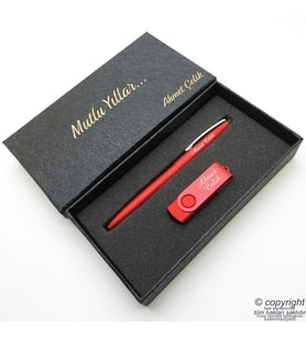 16GB. İsme Özel Usb Bellek + Scrikss İsme Özel Kalem Seti - Mat Kırmızı