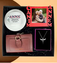 Anneler Gününe Özel Canım Annem Kırmızı Çerçeve Bordo Cüzdan Melek Kolye Ve Çiçek Anne Tasarımlı Türk Kahve Fincanı