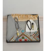 Çeyizlik Hediyelik Seccade Set – Kadife Kilim Desen, Eşarp, Tesbih, Takke, Esans ve Özel Kutu (Gri)