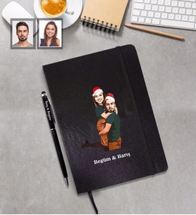 Kişiye Özel Yılbaşı Sevgili Karikatürlü Siyah Defter Kalem Hediye Seti Model-6