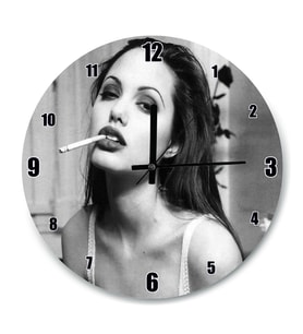Cakatablo Angelina Jolie Sigara İçiyor Siyah Beyaz Fotoğraf Duvar Saati