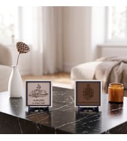 Kainatın Sahibine Sığınmayı Anan Hasbünallâhü ve Nîmel Vekîl ve Arapça Besmele İçeren Dekoratif Stantlı İkili Masa Dekoru 10x10 cm, Açık Kahve - Yavru Ağzı