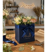 Momenta Every Word 13 Beyaz ve Cappuccino Güllü Lacivert Kutuda Gül Aranjmanı