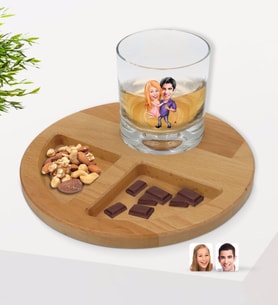 BK Gift Kişiye Özel Sevgililer Karikatürlü Viski Bardağı ve Doğal Masif Ahşap Yuvarlak Sunum Tabağı Çerezlik Hediye Seti-3