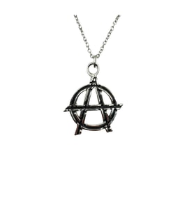 Anarchy (A) Amblem Figürlü Unisex Kolye – Özgürlük, Direniş ve Güçlü Duruş Simgesi