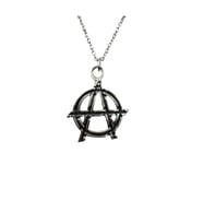 Anarchy (A) Amblem Figürlü Unisex Kolye – Özgürlük, Direniş ve Güçlü Duruş Simgesi