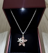 Sevgiliye Özel Işıklı Kutuda Işıltılı Lotus Çiçeği Tasarım Kolye (Silver)