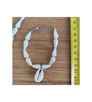 Doğal Deniz Kabuğu (Cowrie) ve İnci Görünümlü Boncuk Bileklik - 577 (Açık Gri)