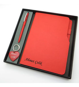 Signator® Codex  N241 Kişiye Özel Defterli Set - Scrikss İsme Özel Kırmızı Kalem + İsme Özel Kırmızı Defter + İsme Özel Kırmızı Anahtarlık  İsme Özel Kutusunda Hediyelik Set (Karışık)