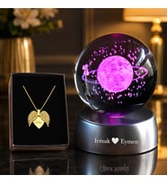 İsme Özel Melek Kanatlı Kolye Led Işıklı Satürn Kız Cam Küre 8*6