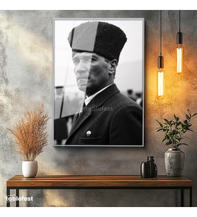 Gümüş Renk Metal Çerçeveli Tamperli Cam Tablo Atatürk Kalpaklı Cephe Bakış Atatürk Tablosu Duvar Dekoru